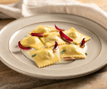 Raviolis au radicchio, pommes de terre et fondue au fromage