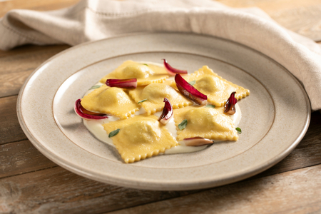 Raviolis au radicchio, pommes de terre et fondue au fromage