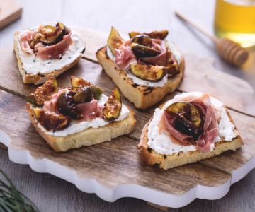 Bruschetta aux figues et au jambon cru doux