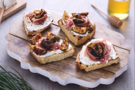 Bruschetta aux figues et au jambon cru doux