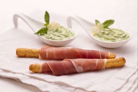 Grissini à la tomate, jambon et crème de ricotta