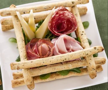 Gressins aux olives, charcuterie et fromages