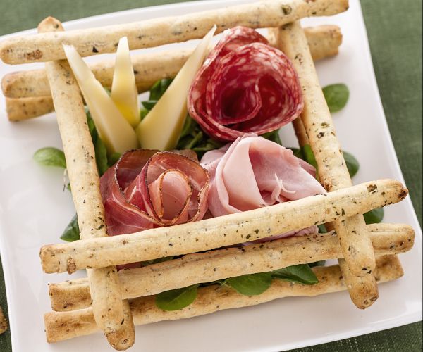 Gressins aux olives, charcuterie et fromages