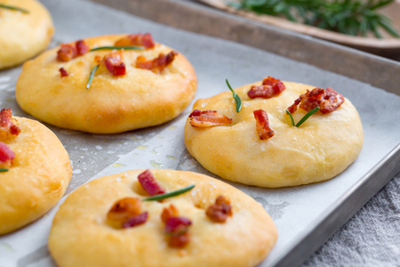 Mini-focaccias au romarin et au guanciale