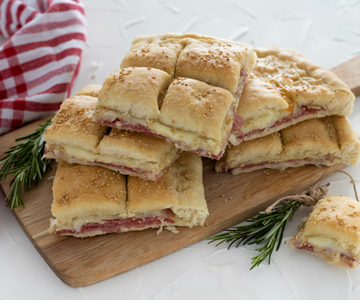 Focaccia rustique au salami et au fromage