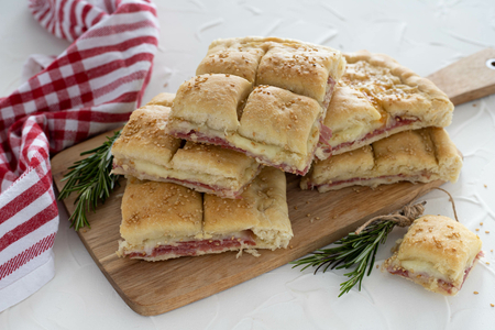 Focaccia rustique au salami et au fromage