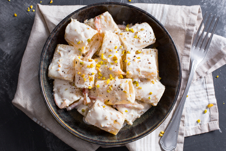 Paccheri crémeux au guanciale et à la pistache