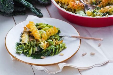 Fusilloni gratinés avec chou noir et pecorino