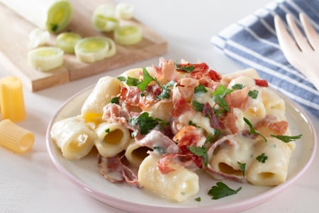 Pâtes à la crème de poireaux et pommes de terre avec du speck croustillant