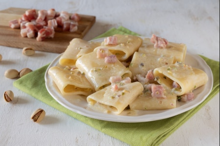 Paccheri avec crème de burrata et lardons