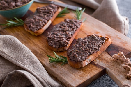 Crostini toscans avec pâté de foies de volaille