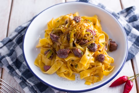 Pappardelle rustiques avec saucisse et poireaux