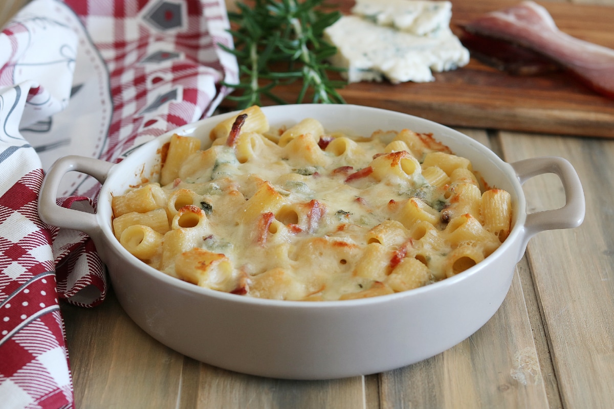 Pâtes au four avec speck et gorgonzola