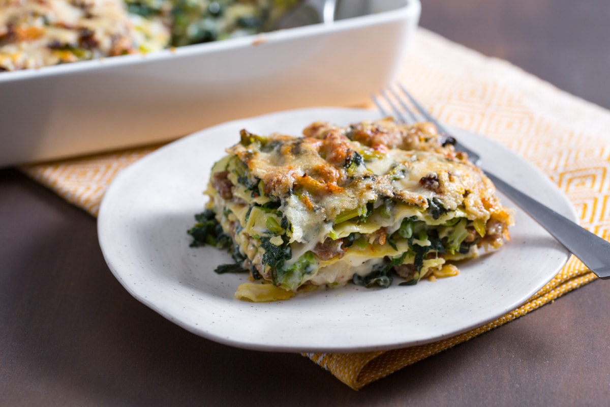 Lasagnes aux fanes de navet et saucisse