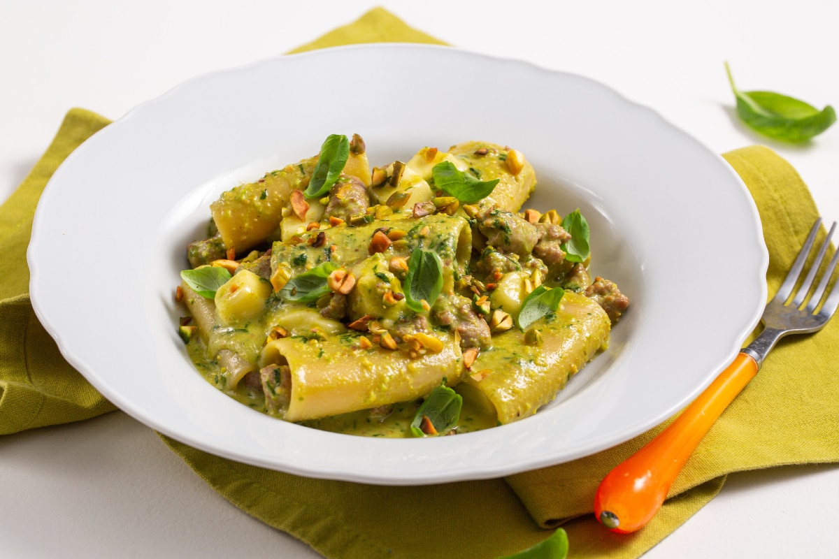 Paccheri avec pesto de pistaches, saucisse et provola