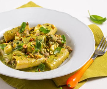Paccheri avec pesto de pistaches, saucisse et provola