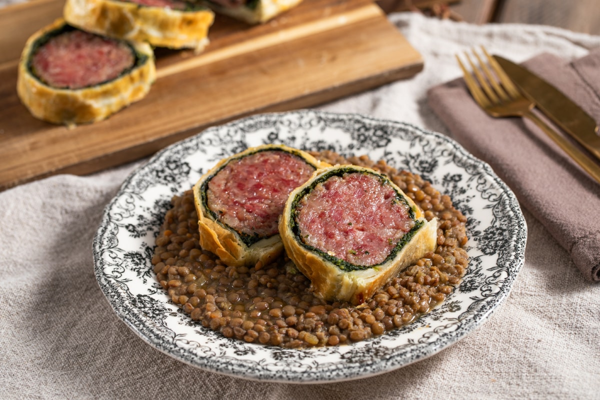 Cotechino en croûte de pâte feuilletée avec lentilles