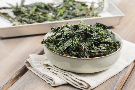 Chips de chou kale au four