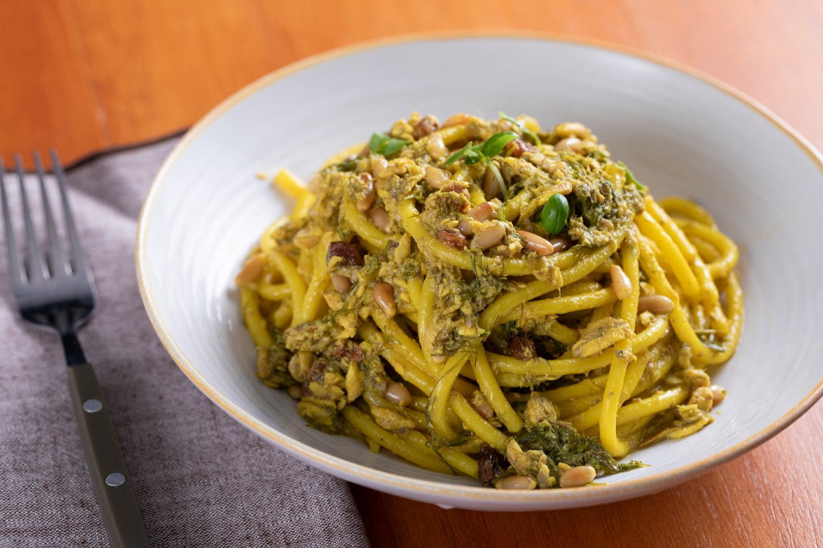 Bucatini aux sardines, raisins secs et pignons