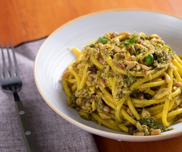 Bucatini aux sardines, raisins secs et pignons