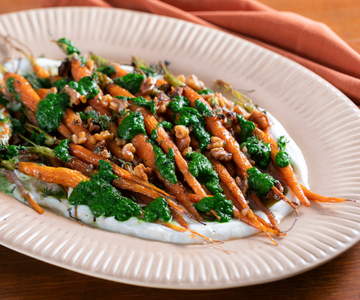 Carottes rôties au miel, chèvre et sauce verte