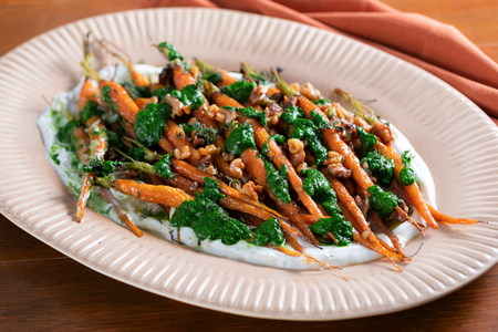 Carottes rôties au miel, chèvre et sauce verte