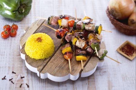 Brochettes rustiques avec riz au safran