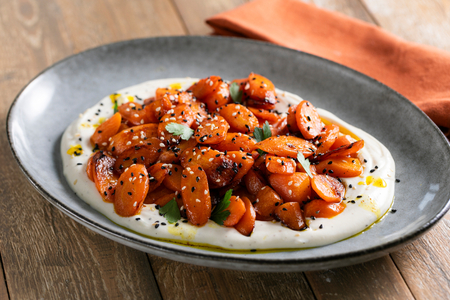 Carottes au beurre et yaourt au curry fumé