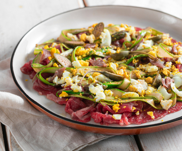Carpaccio de bœuf aux asperges, œufs et anchois