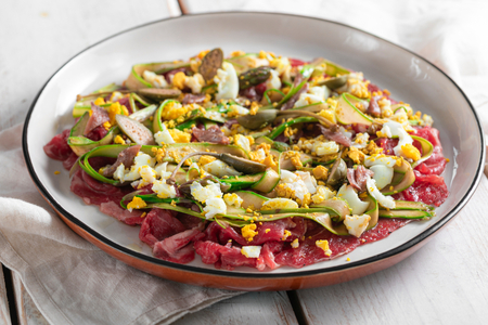 Carpaccio de bœuf aux asperges, œufs et anchois