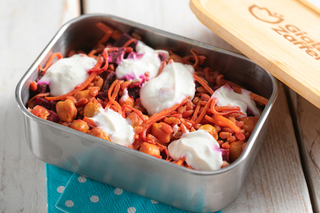 Bol de farro aux pois chiches épicés, légumes et sauce au yaourt