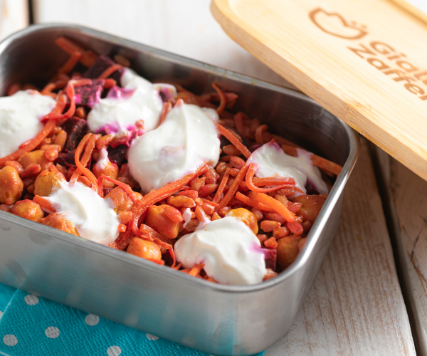 Bol de farro aux pois chiches épicés, légumes et sauce au yaourt