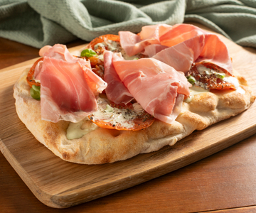 Pinsa aux tomates rôties, burrata et jambon cuit