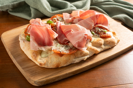 Pinsa aux tomates rôties, burrata et jambon cuit