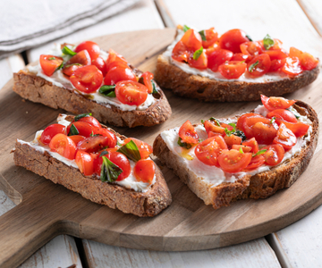 Bruschettas au fromage et tomates cerises
