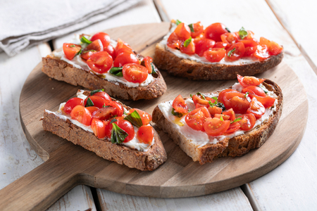 Bruschettas au fromage et tomates cerises