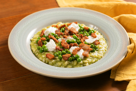 Risotto aux petits pois, crescenza et pancetta croustillante