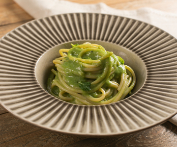 Spaghetti à la crème d'oignons nouveaux et taleggio