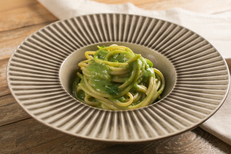 Spaghetti à la crème d'oignons nouveaux et taleggio