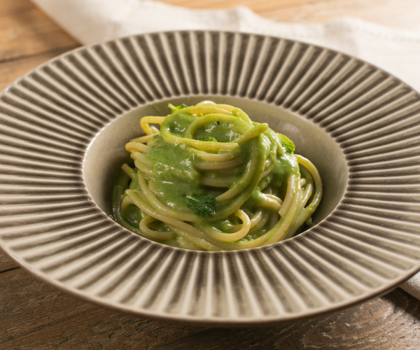 Spaghetti à la crème d'oignons nouveaux et taleggio