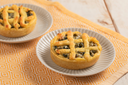 Tartelettes de pommes de terre aux légumes et à la fontina