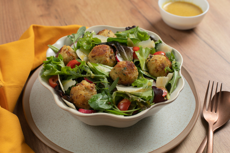 Boulettes de pommes de terre et pois chiches en salade
