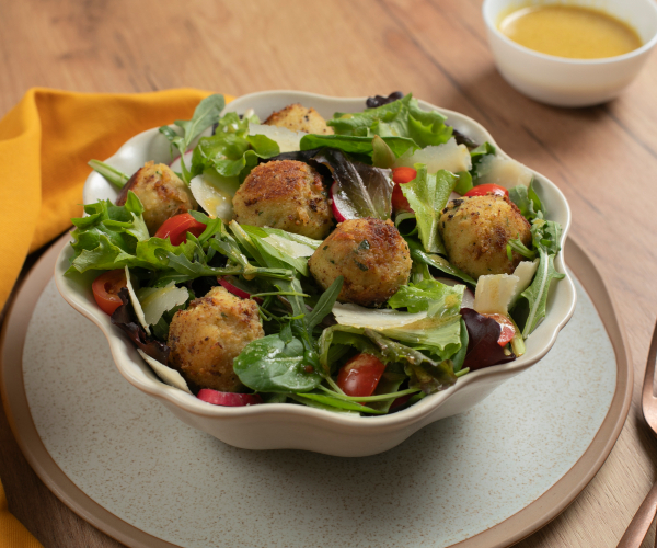 Boulettes de pommes de terre et pois chiches en salade