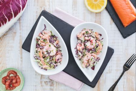 Salade au yaourt avec saumon et crevettes