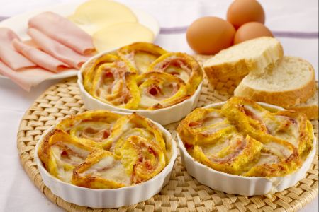 Rouleau d'omelette au jambon et scamorza