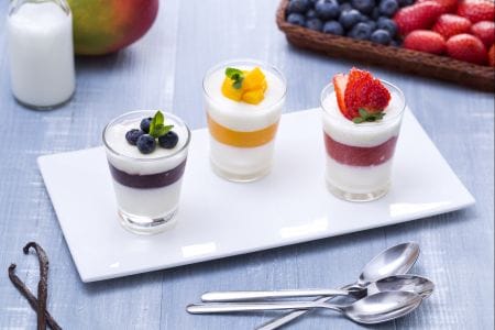 Trilogie de panna cotta aux fraises, myrtilles et mangue