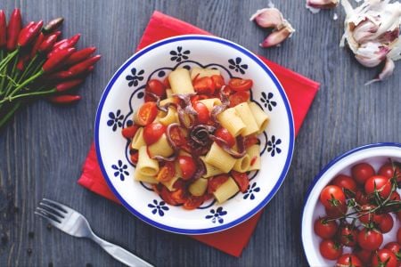 Mezze maniche aux tomates cerises et anchois