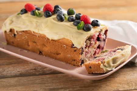 Cake vegan aux myrtilles et framboises