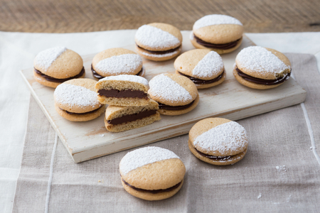 Biscuits au café fourrés au chocolat noir