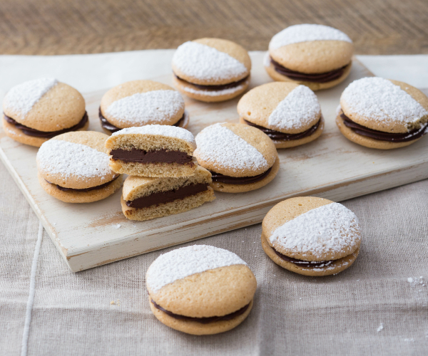 Biscuits au café fourrés au chocolat noir